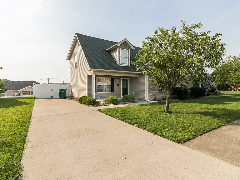 212 Applewood Ln — Photo 1