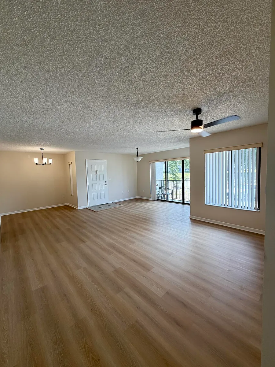 Building Photo - 2575 Pine Ridge Way S #A2