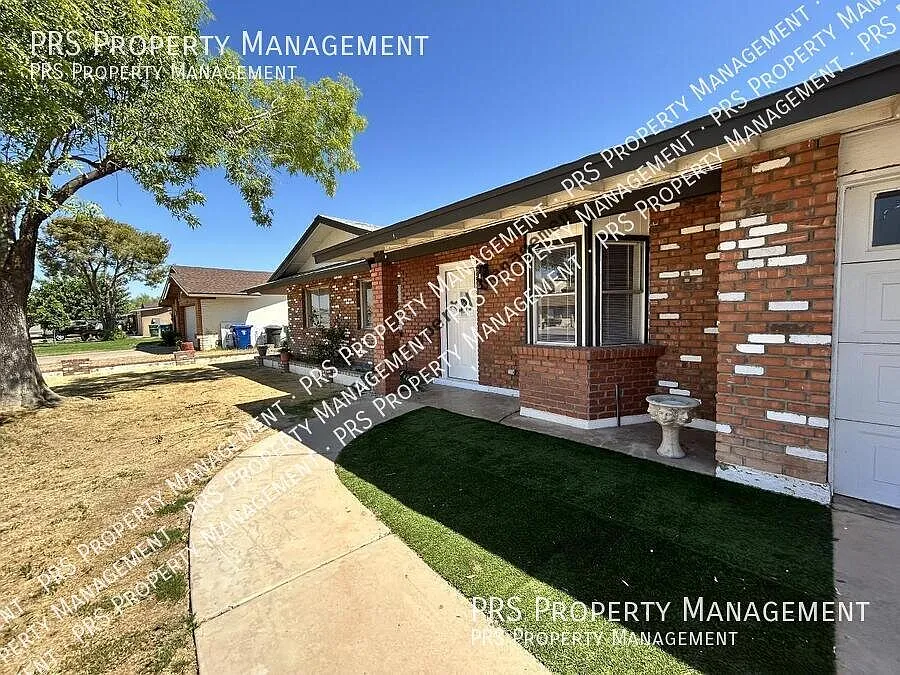 Lovely single family home with large backyard on a quiet street — Photo 3