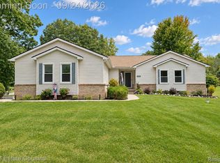 5000 Edward James Dr, Howell, MI 48843