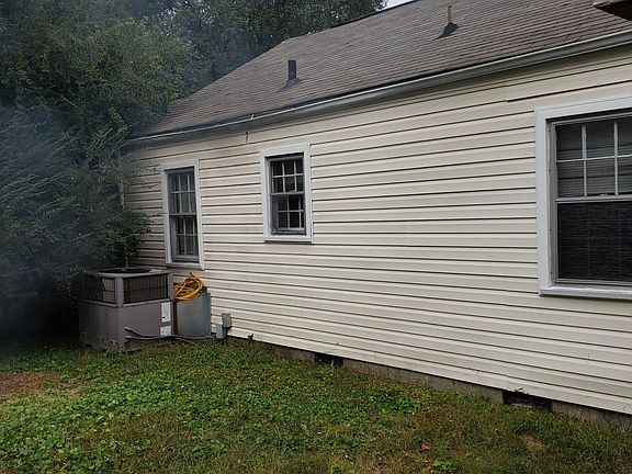 3rd image of 136 Hilltop Dr