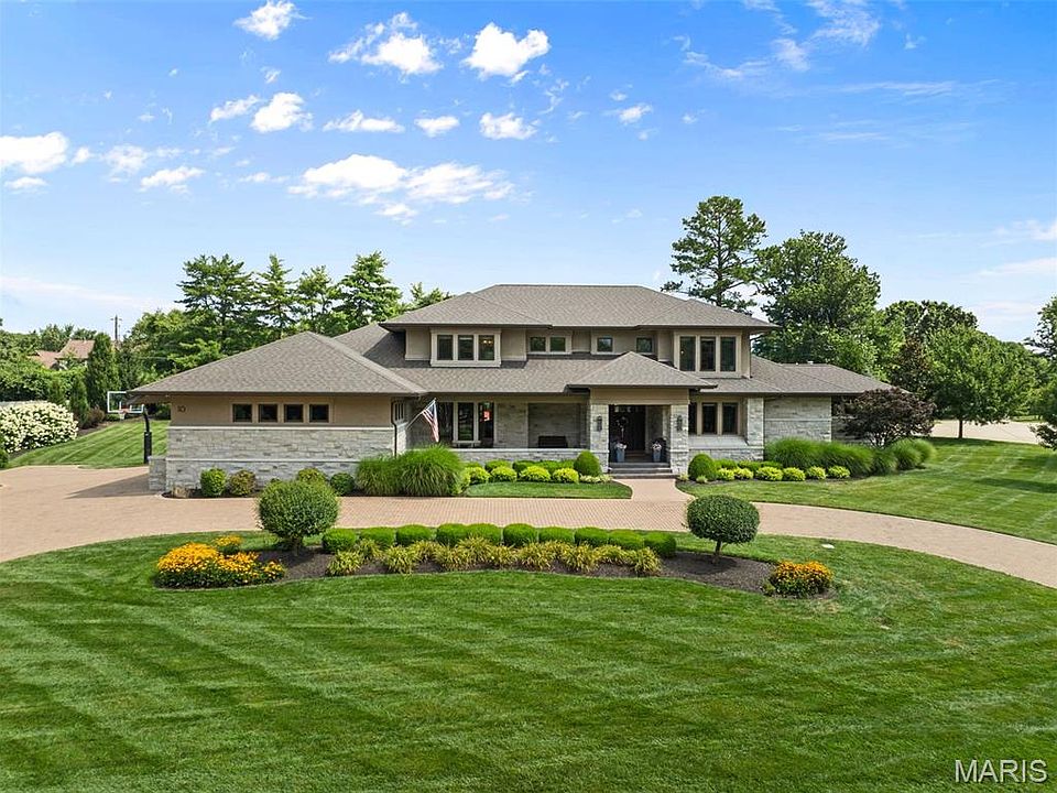 1st image of 10 Sackston Woods Ln