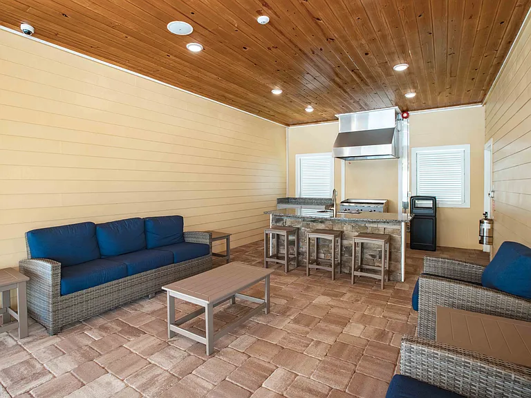 The Oaks on the Lake Upscale 55+ Apartments — Photo 18