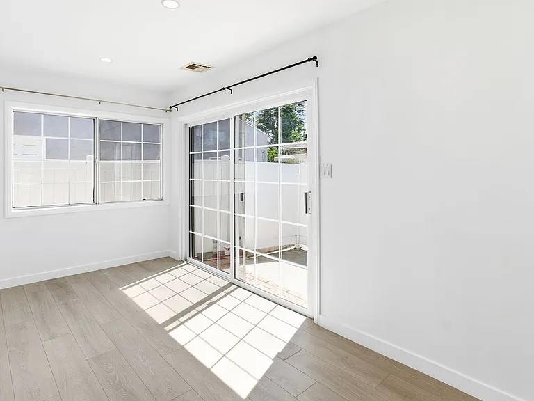 17418 Califa St — Photo 9