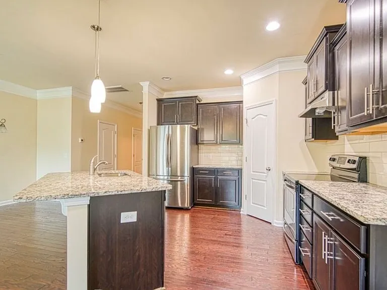 700 Daisy Hill Ln — Photo 3