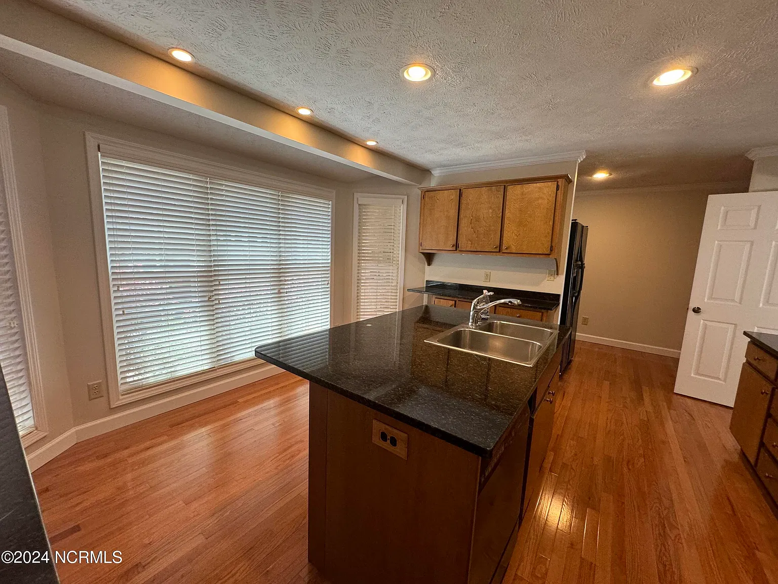 3 bed, 3.5 bath, 2390 sqft, $2,350 — Photo 2