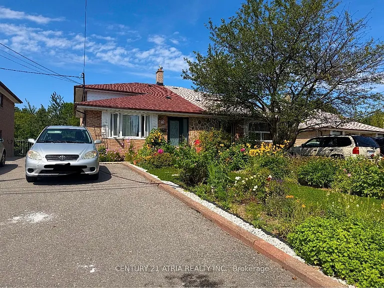 65 Newlin Cres #REAR GROUND FLR — Photo 1