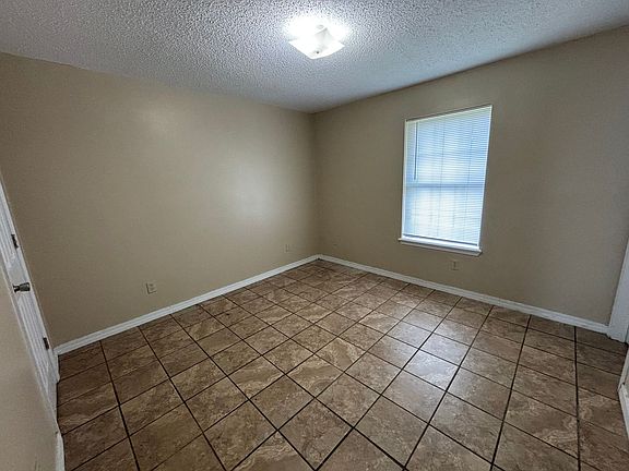 5th image of 72 Crystal Dr