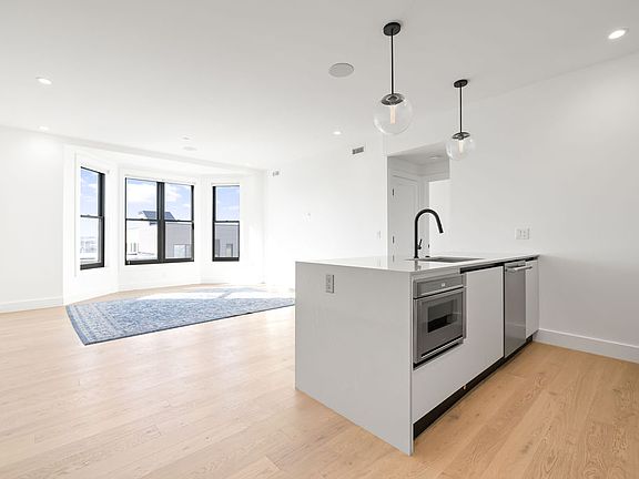 4th image of 472 W Broadway #Penthouse 501