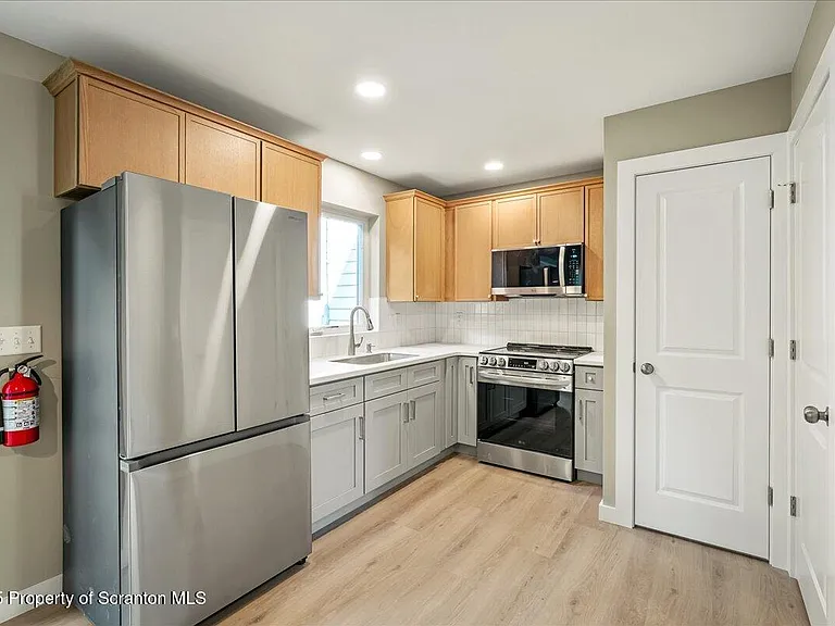 820-822 Delaware St — Photo 11