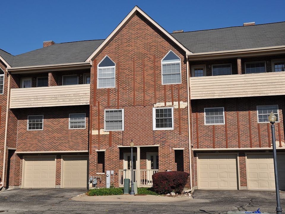 3 LEVEL UNIT IN DOWNTOWN CRYSTAL LAKE