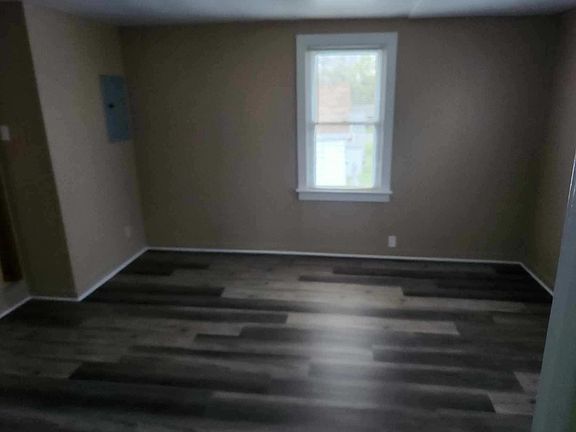 4th image of 724 Summit Ave