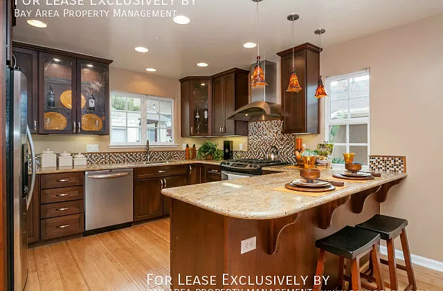 2BD/2.5BA Beautifully Updated Craftsman w/ Gourmet Kitchen, Two En-Suite Bedrooms — Photo 2