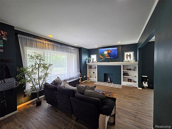 5th image of 4175 Beaconsfield St