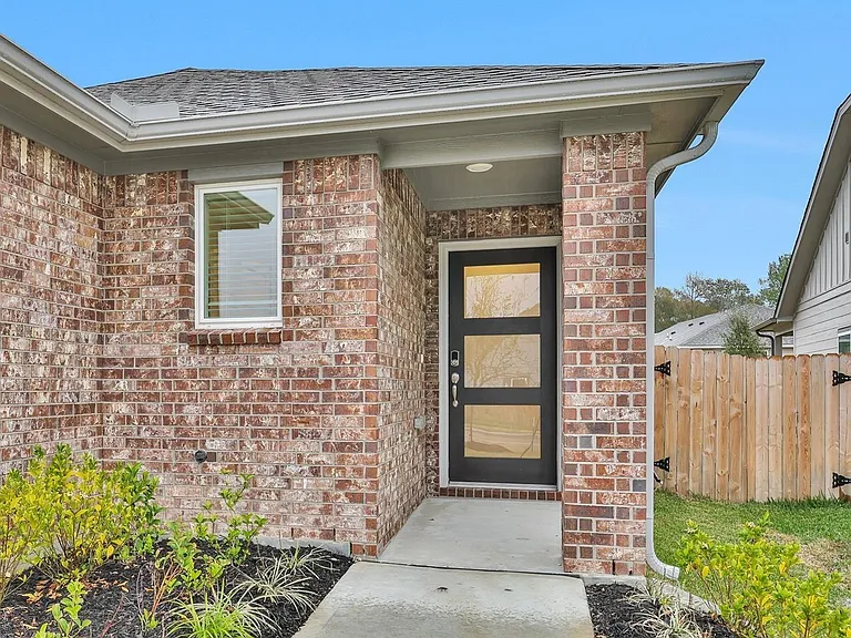 18612 Hillswood Dr — Photo 2