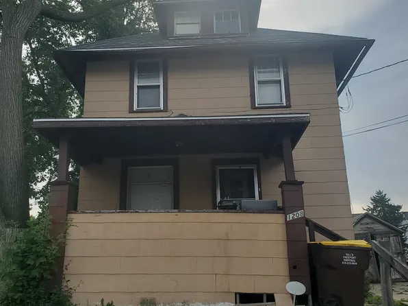 1208 S Fruit Ave, Freeport, IL 61032