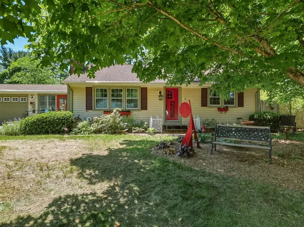 15 Gilrain Ter, Northampton, MA 01062