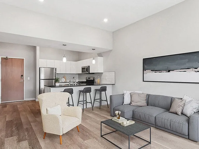 Seven Skies Apartments — Photo 17