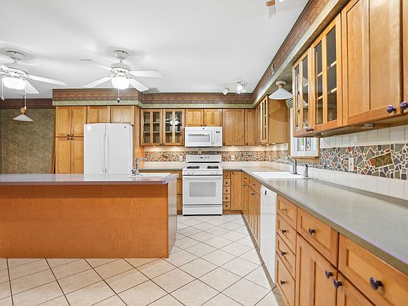 4th image of 8512 Ridgewood Rd