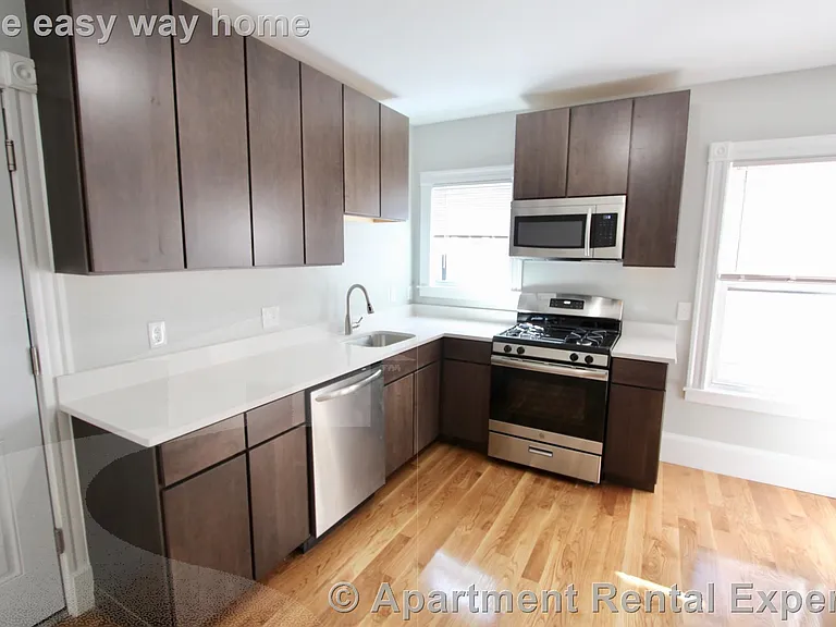 32 Russell St #1 — Photo 1