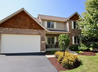 700 Prairie Ridge Dr, Woodstock, IL 60098