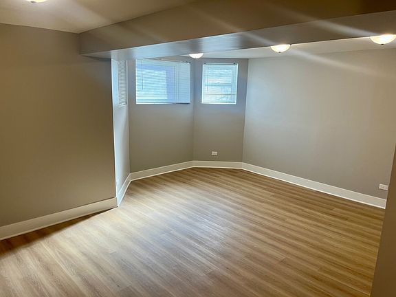 4th image of 928 W Belle Plaine Ave #B