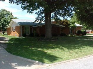 747 W Kingsley St, Springfield, MO 65807