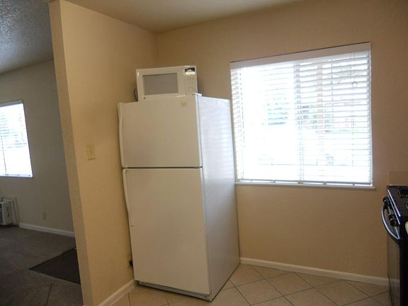 2nd image of 402 G St APT B