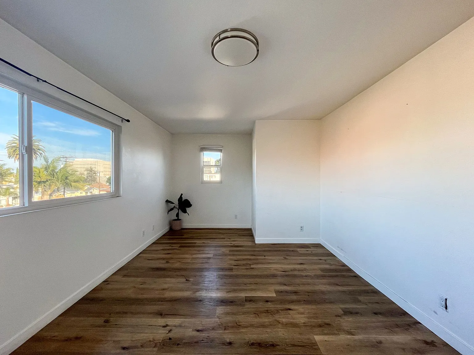 110 S Eucalyptus Ave — Photo 4