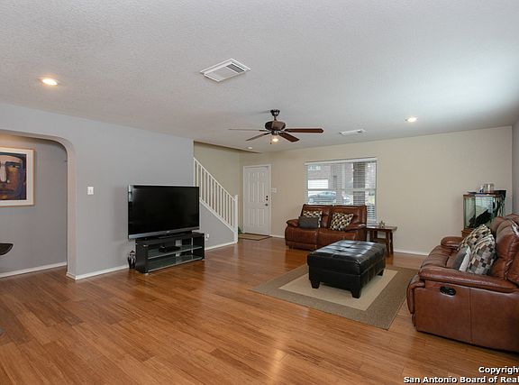 3rd image of 927 Saxonhill Dr