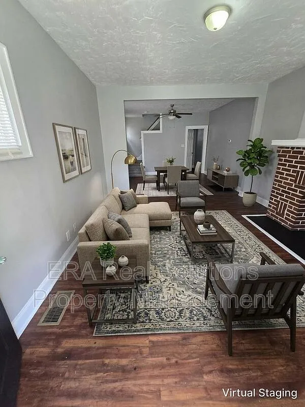 3 bed, 1.0 bath, 1050 sqft, $1,200 — Photo 1