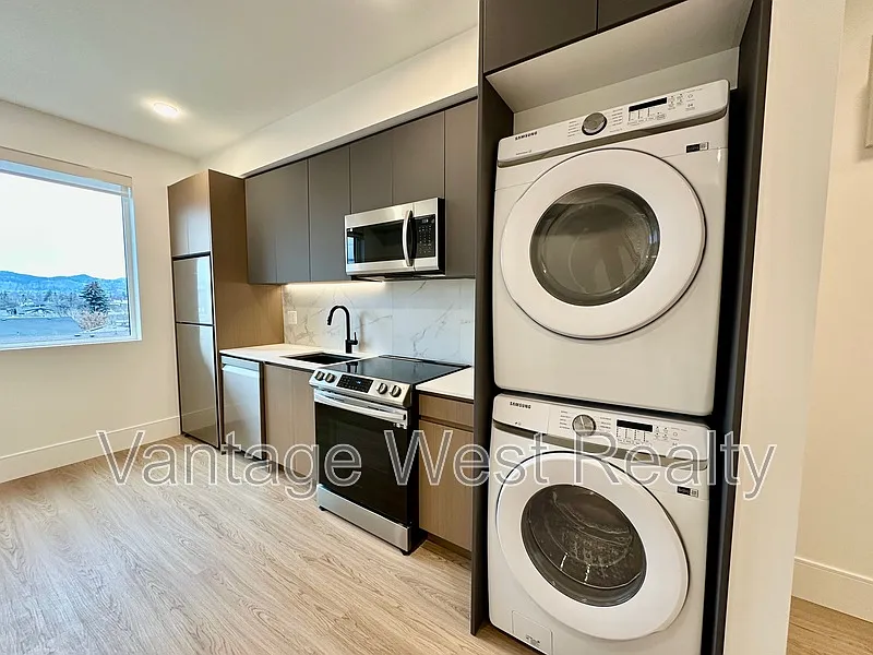 Studio, 1.0 bath, 327 sqft, $1,350 — Photo 3