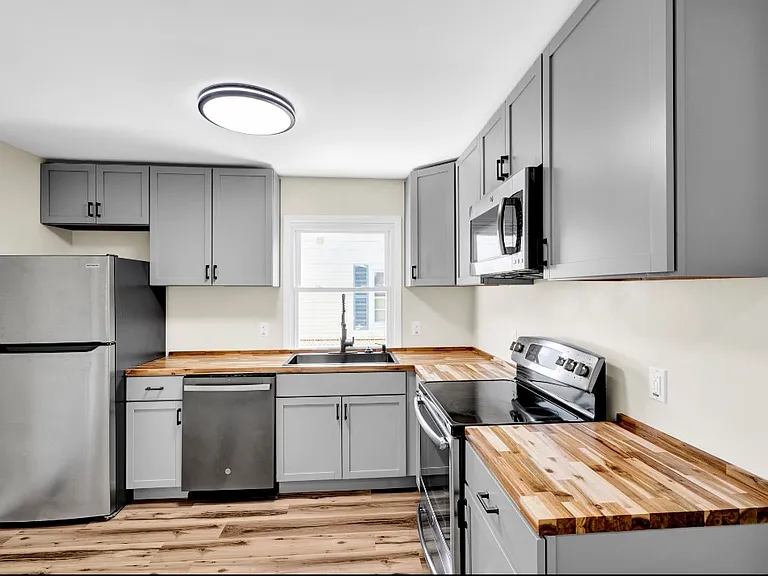 2205 S Lombard Ave — Photo 14