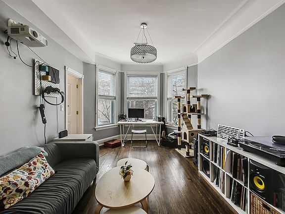 2nd image of 3136 N Kenmore Ave APT 3