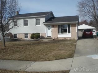 50503 Spruce Dr, Chesterfield, MI 48047
