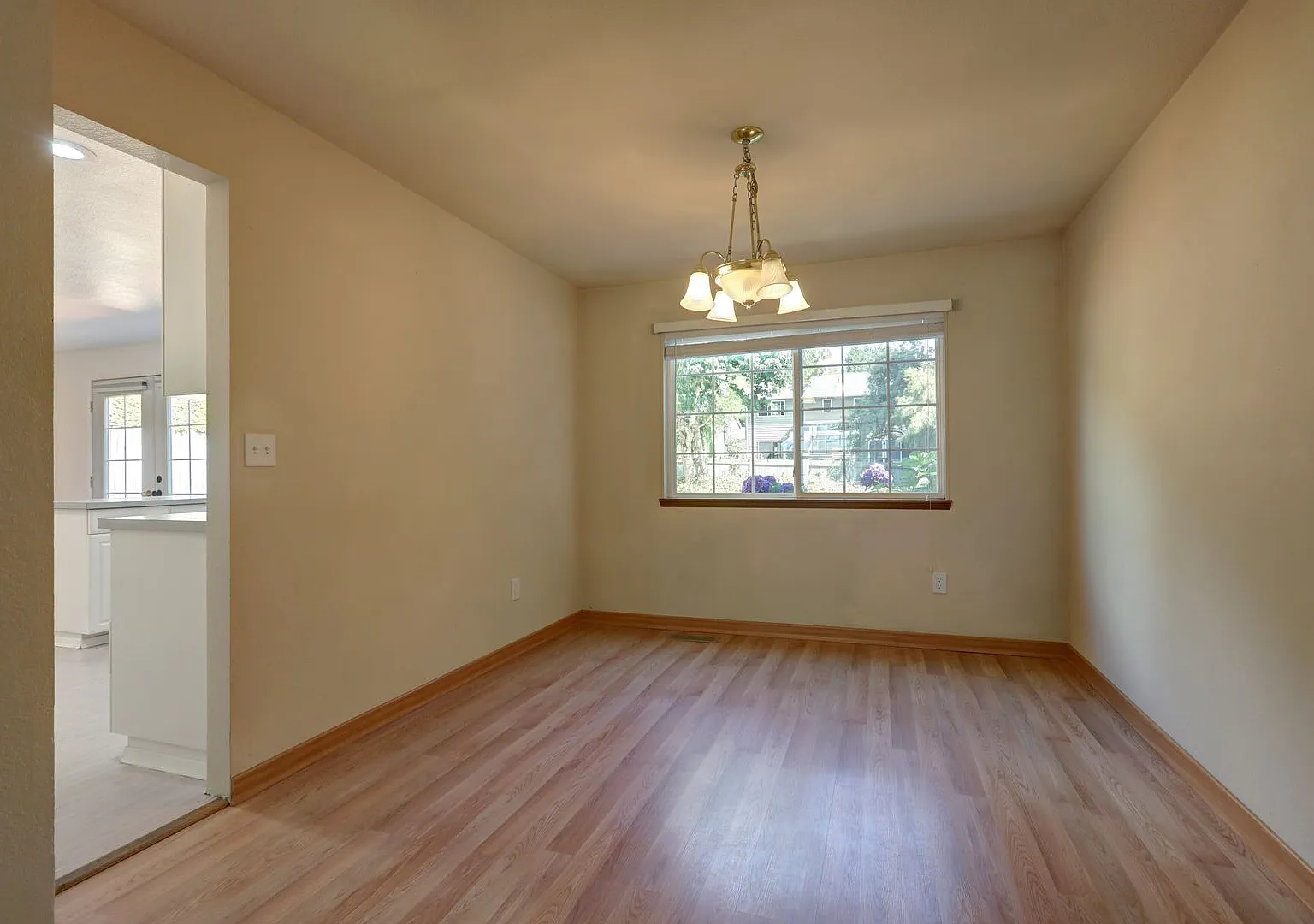 4-bedroom 2.5 bath on cul-de-sac in Kirkland — Photo 4