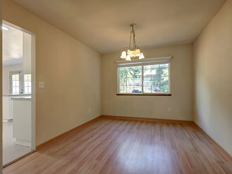 10028 NE 139th St — Photo 4