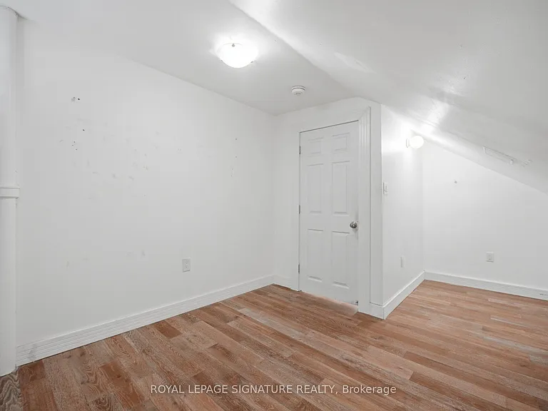 3331 Dundas St W — Photo 23