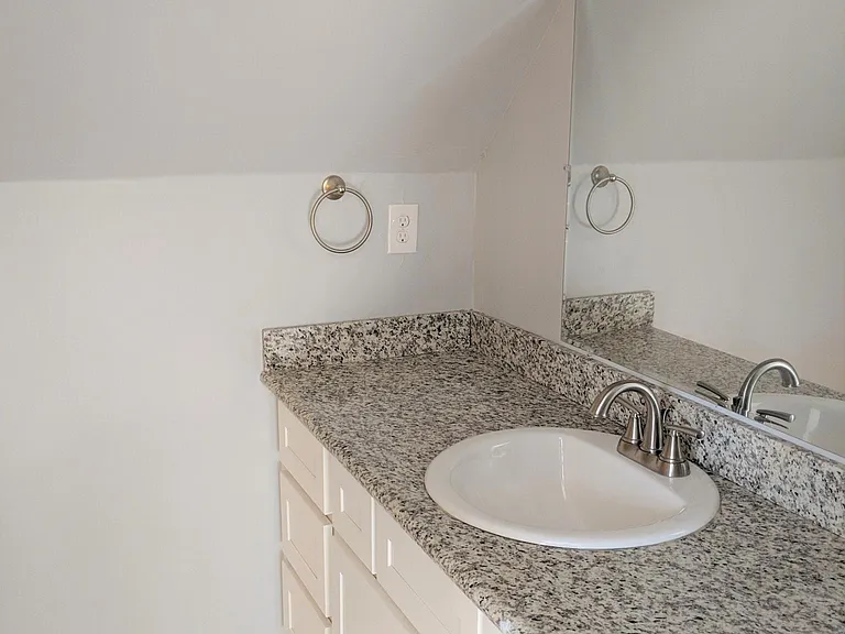 910 W Hill St — Photo 33