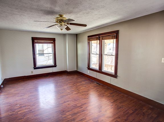 3rd image of 1019 E Maple Ave