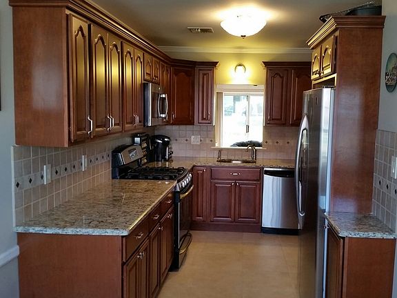 Kitchen in new cond, granite counter S steel appliances with maple cabinets