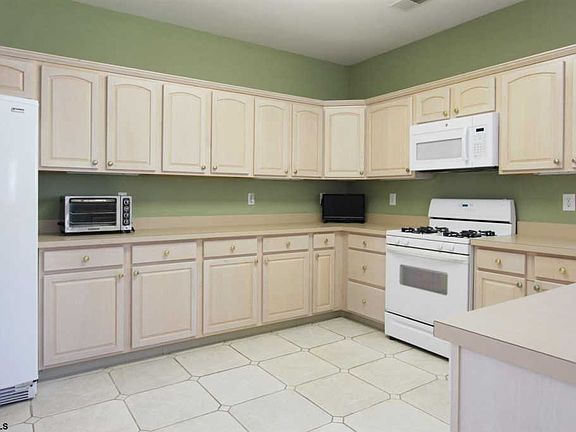3rd image of 127 Southampton Dr