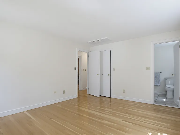 37 Woodbury Rd — Photo 9