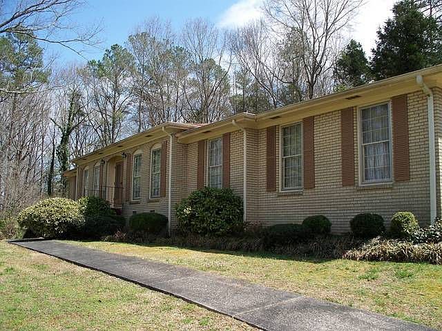 2nd image of 812 Chestnut Dr SW