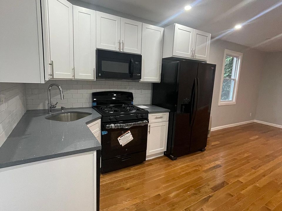1st image of 910 Quincy Ave Floor 1
