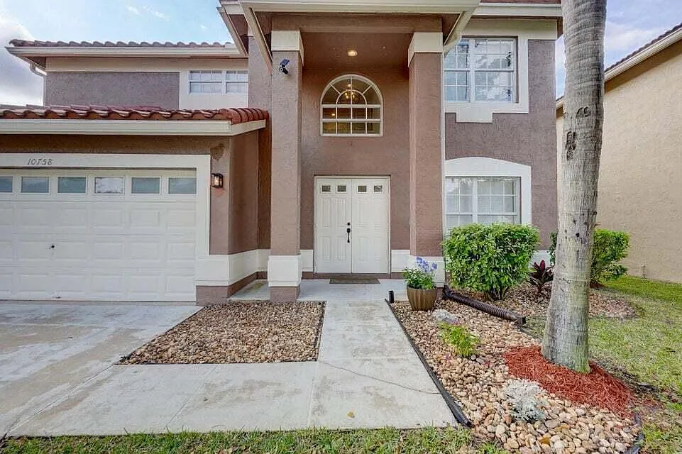 4 bed, 2.5 bath, 1927 sqft, $4,250 — Photo 2