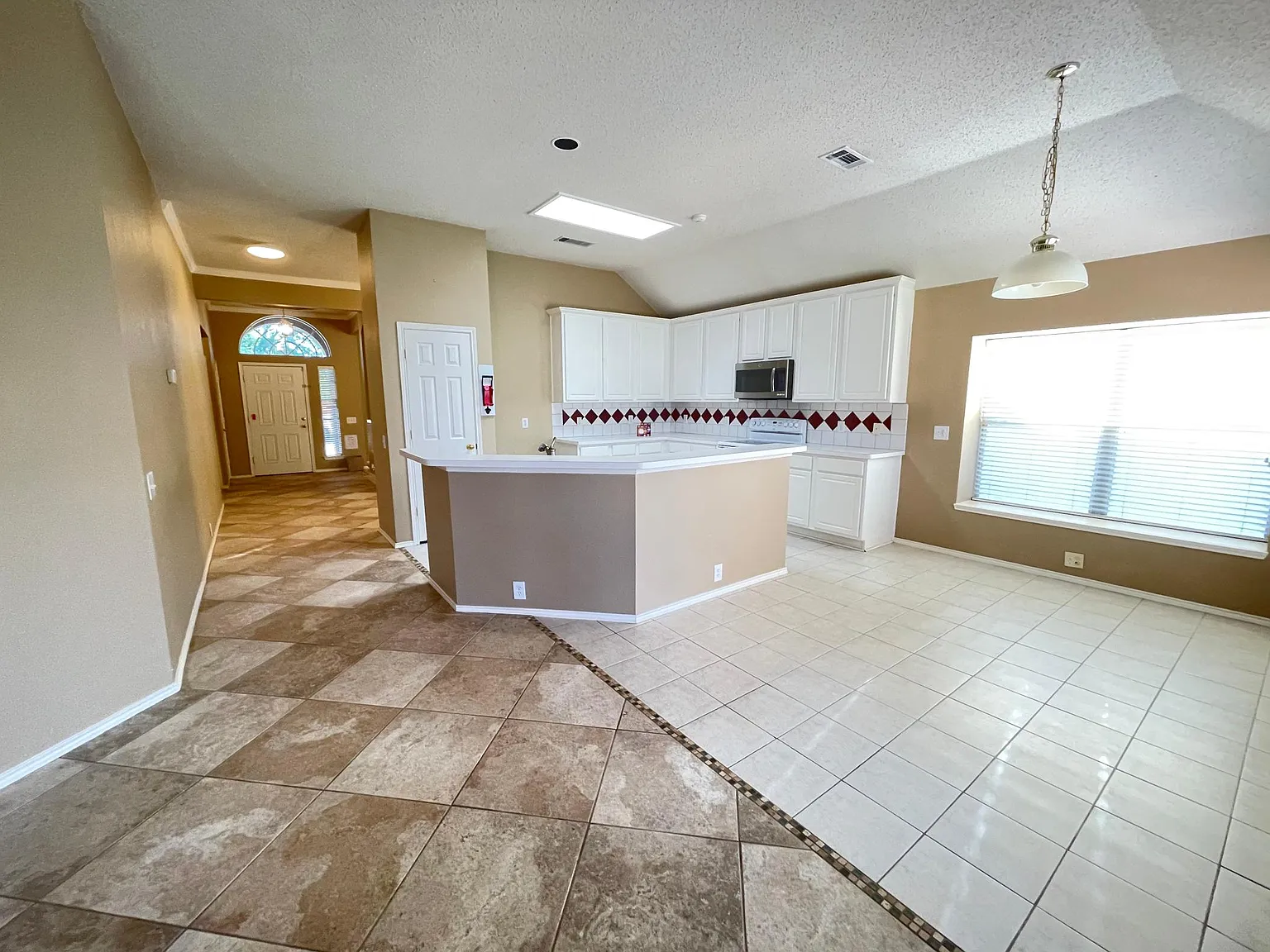 4 bed, 2176 sqft, $2,700 — Photo 4