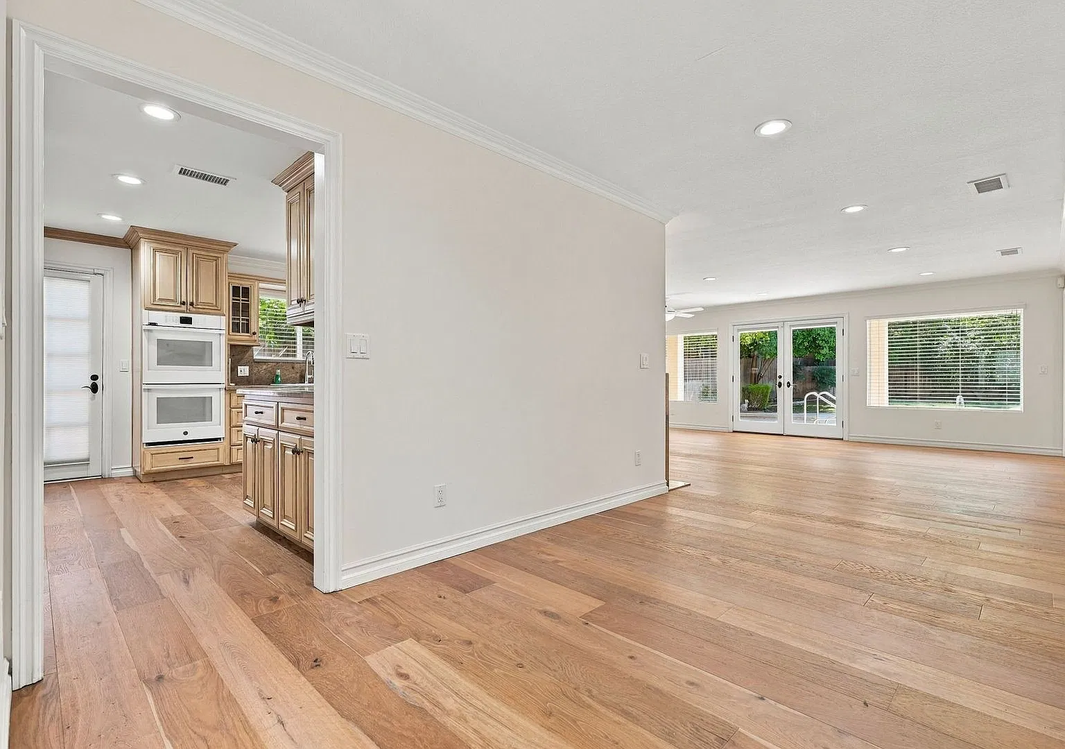 Charming Single Story Woodland Hills Retreat Near Warner Center — Photo 4