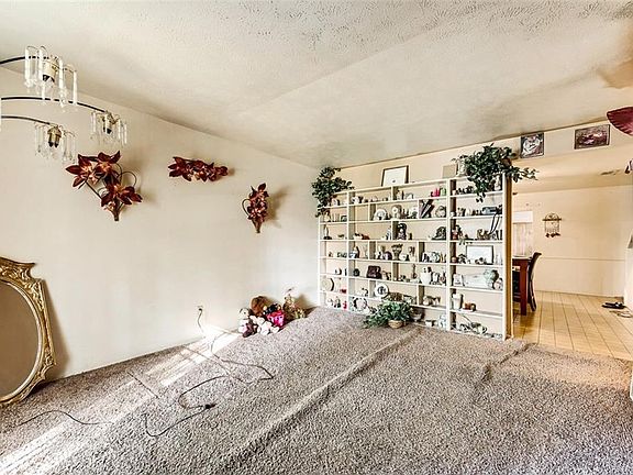 3rd image of 558 Oriole Blvd