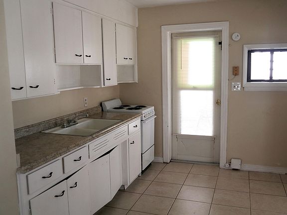 5th image of 609 E Lowell St